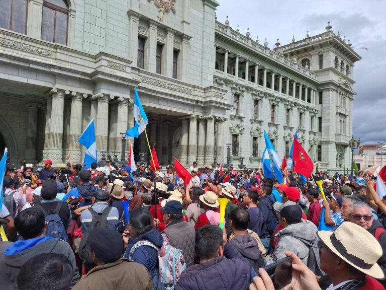 Incluso tras el acuerdo alcanzado entre Arévalo, empresarios, y dirigentes indígenas, las protestas continúan en Guatemala ciudad