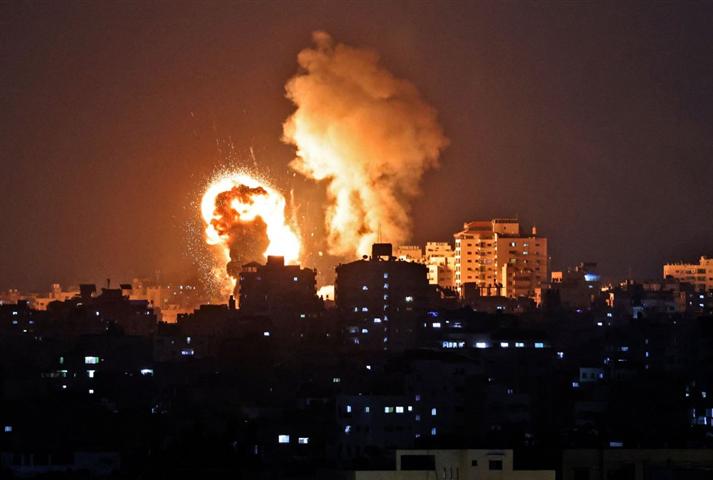 Gaza continúa bajo fuego israelí por mar, aire y tierra