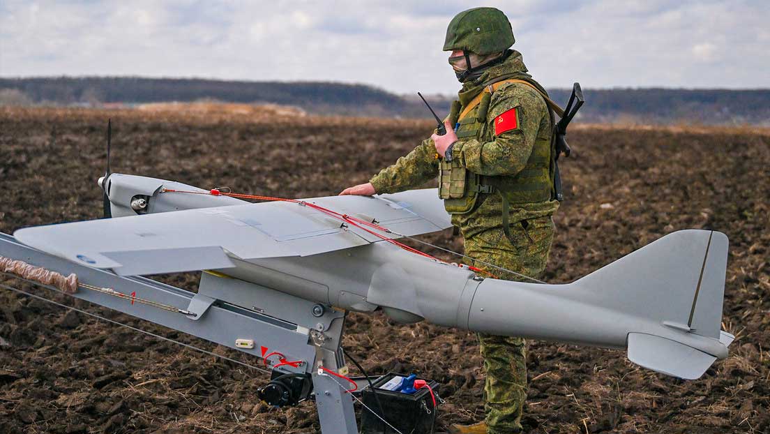 Un soldado ruso se dispone a lanzar un vehículo aéreo no tripulado