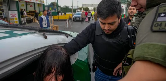 mujer arrebata arma y dispara dejando 3 heridos en Chile