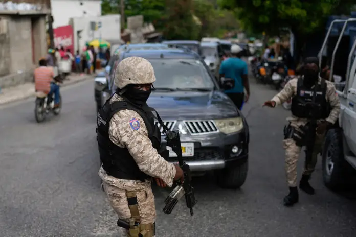 Un grupo de soldados se despliega fuera de la oficina del primer ministro en Puerto Príncipe