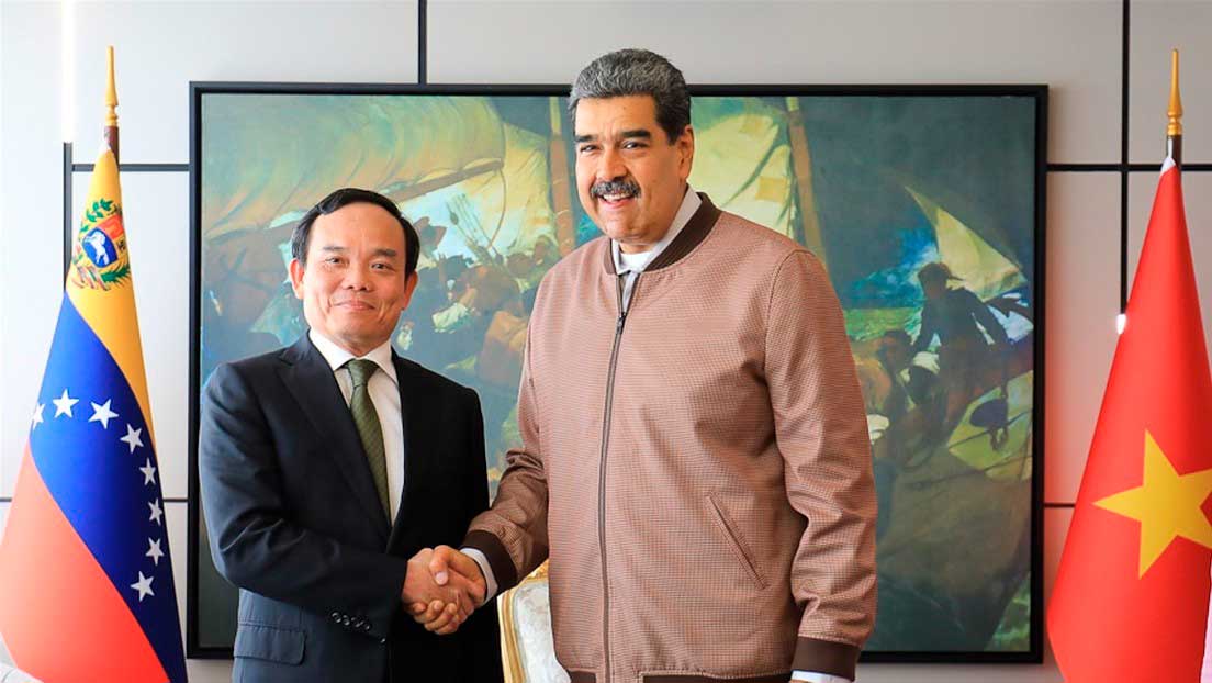 Tran Luu Quang, saluda al presidente de Venezuela, Nicolás Maduro