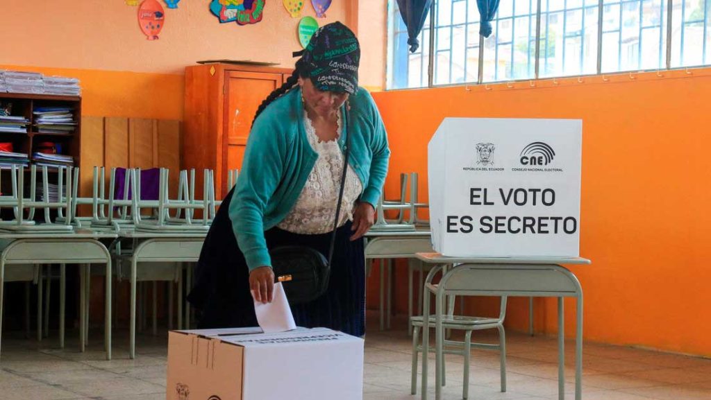 Este domingo, los ciudadanos de Ecuador acuden a las urnas, apenas seis meses después de las presidenciales adelantadas, para votar en una consulta popular y referéndum promovidos por el mandatario, Daniel Noboa.