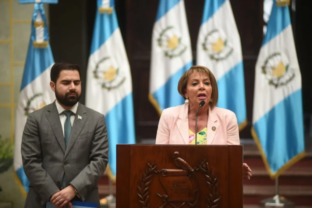 El pasado 11 de abril la ministra de Comunicaciones denunció posibles casos de corrupción en la construcción de las escuelas bicentenario. Foto: CIV.