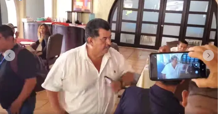 Diputado del partido VAMOS, Oswaldo Rasales, agrede a periodista en Mazatenango.
