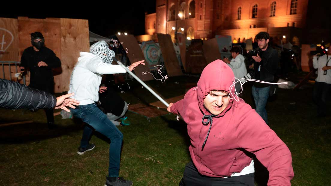 Un manifestante propalestino se enfrenta a un seguidor proisraelí en una acampada en UCLA, 1 de mayo de 2024.