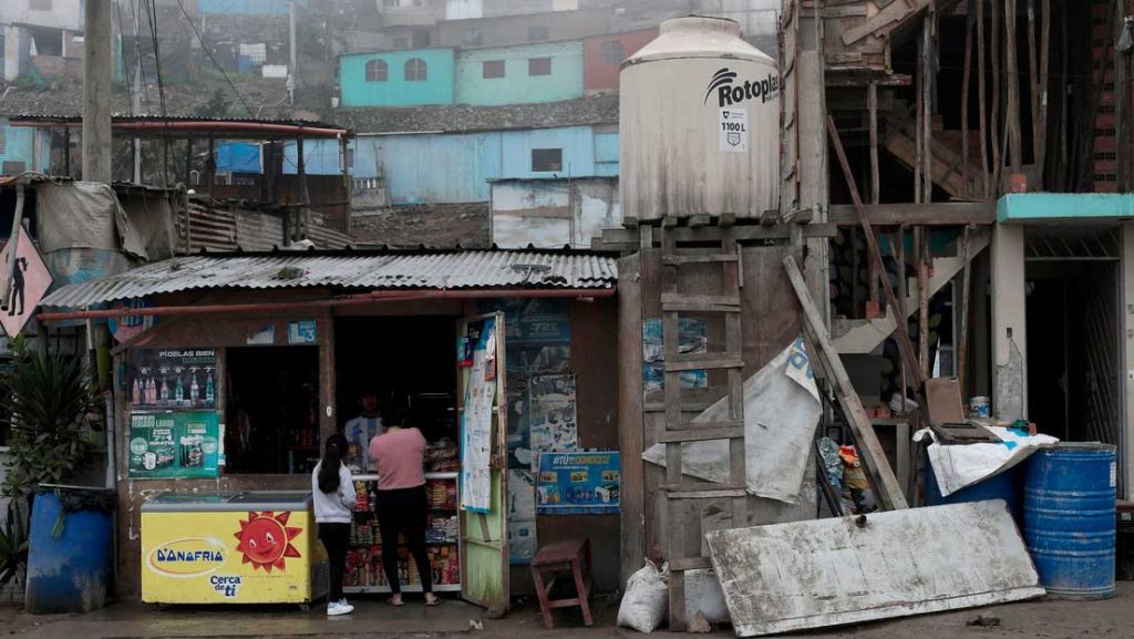 Personas compran en una tienda de Lima, Perú