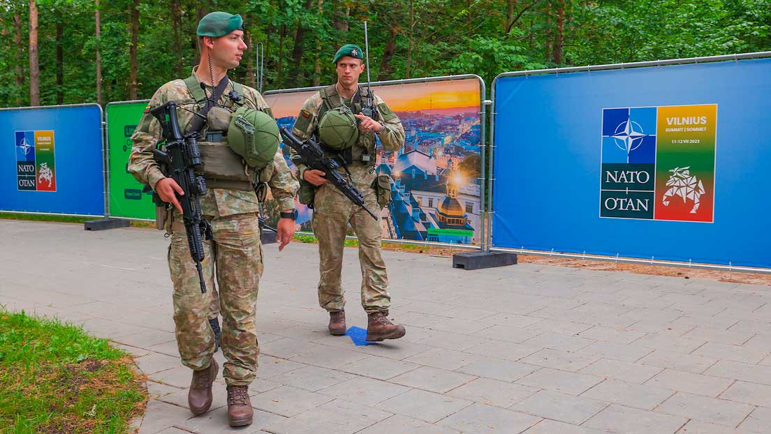 Soldados patrullan a las afueras de la sede de la cumbre de la OTAN