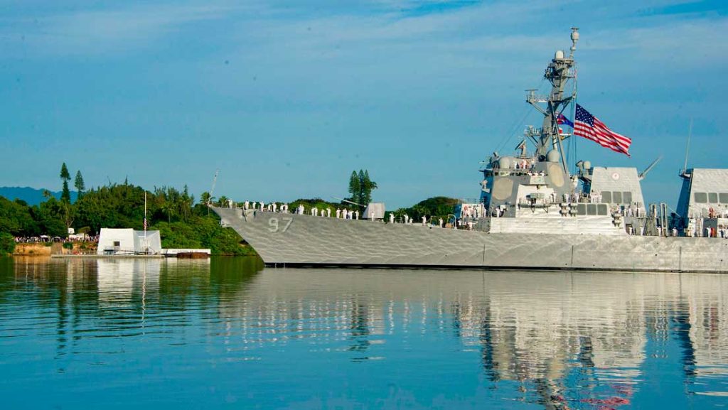 El destructor lanzamisiles guiados USS Halsey en Honolulu, EE.UU.