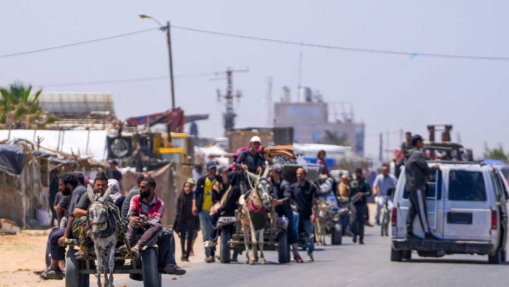 Palestinos desplazados llegan al centro de Gaza