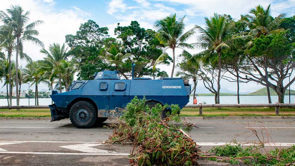 Vehículo blindado de la Gendarmería durante las protestas en Noumea, Nueva Caledonia.