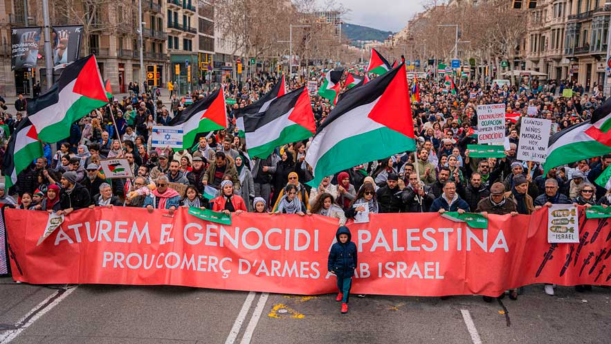 Miles de personas se manifiestan en solidaridad con Palestina en Barcelona, España