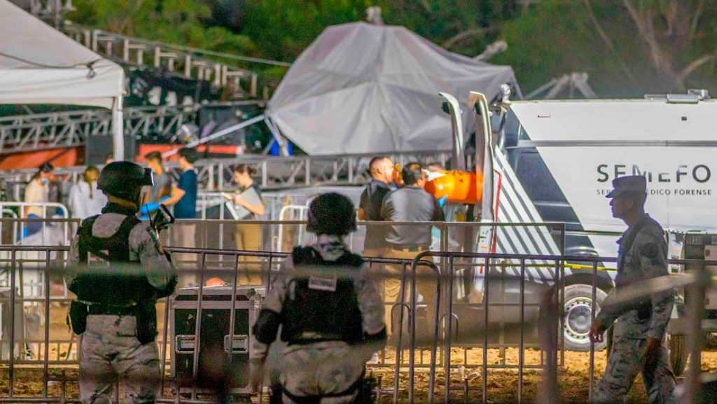 Miembros de la Guardia Nacional en el lugar del derrumbe del escenario en Nuevo León.