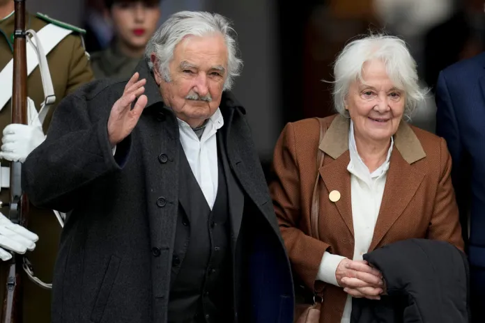 El expresidente de Uruguay José Mujica, a la izquierda, y su esposa Lucía Topolansky