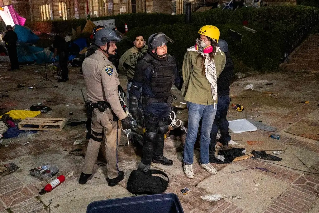 Una manifestante propalestina es detenida por la policía de Los Ángeles