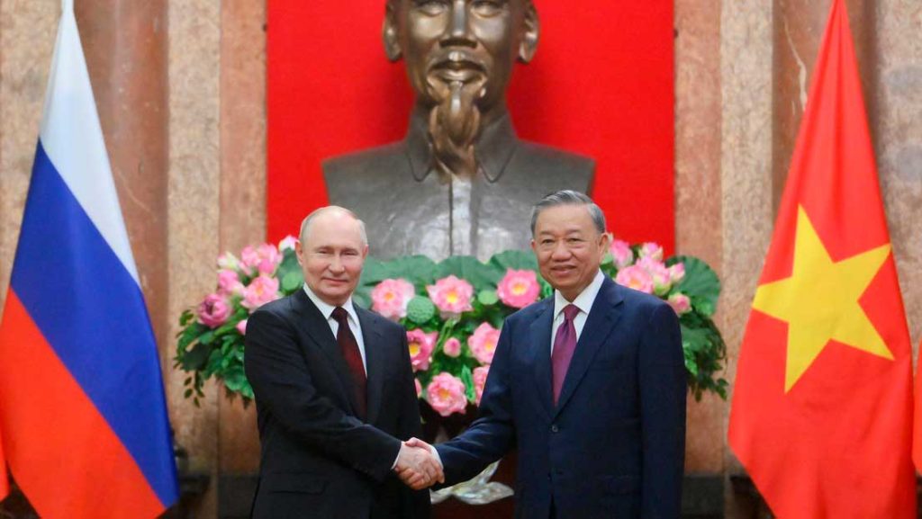 Foto: El presidente ruso, Vladímir Putin y su par vietnamita, To Lam