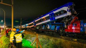 Imagen de los dos trenes tras el impacto frontal en San Bernardo, Chile