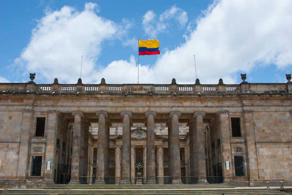 Foto Bandera de Colombia ondea en el Congreso frente a la Plaza de Bolívar en Bogotá.