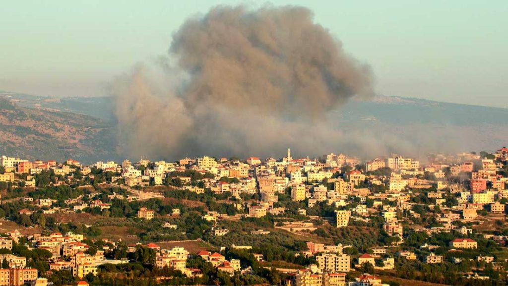 Foto Columna de humo tras ataques israelíes en la región Khiam, el Líbano