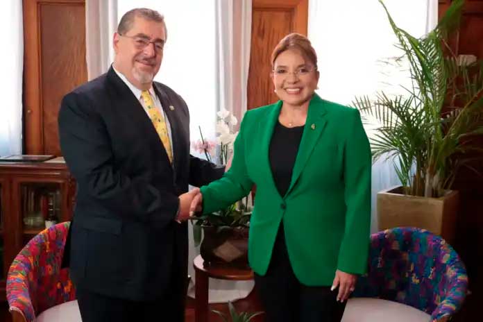 Foto: El presidente Bernardo Arévalo con la presidenta de Honduras, Xiomara Castro.