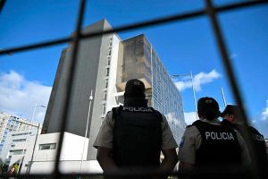 Agentes de policía custodian afuera del Complejo Judicial Norte en Quito