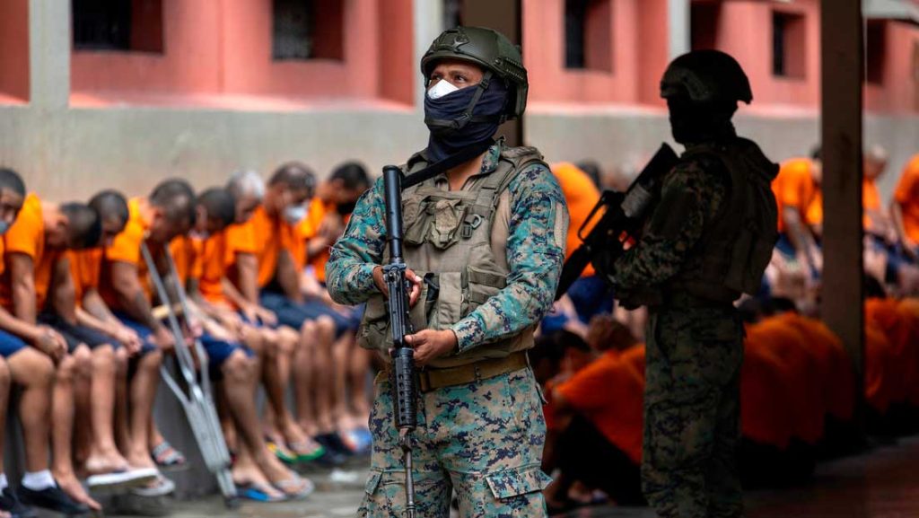 Foto: Militares vigilan a reclusos de la Penitenciaría Litoral, en Guayaquil, Ecuador