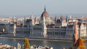 Foto: Vista general del edificio del Parlamento húngaro.
