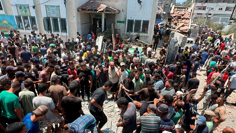 Foto: Palestinos en el jardín de la escuela tras el ataque israelí al hospital de campaña en Deir al-Balah, Gaza,