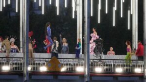 Foto: Modelos caminan durante un desfile de moda en el puente del río Sena en la ceremonia de apertura de los JJ.OO., París, Francia