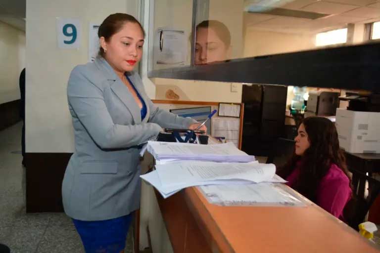 Foto: Presentación de la querella penal en Gestión Penal del edificio de Torre de Tribunales. Foto: La Hora / MSPAS.