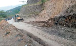 Foto: Maquinaria retira un derrumbe en un camino rural de Tucurú, Alta Verapaz.