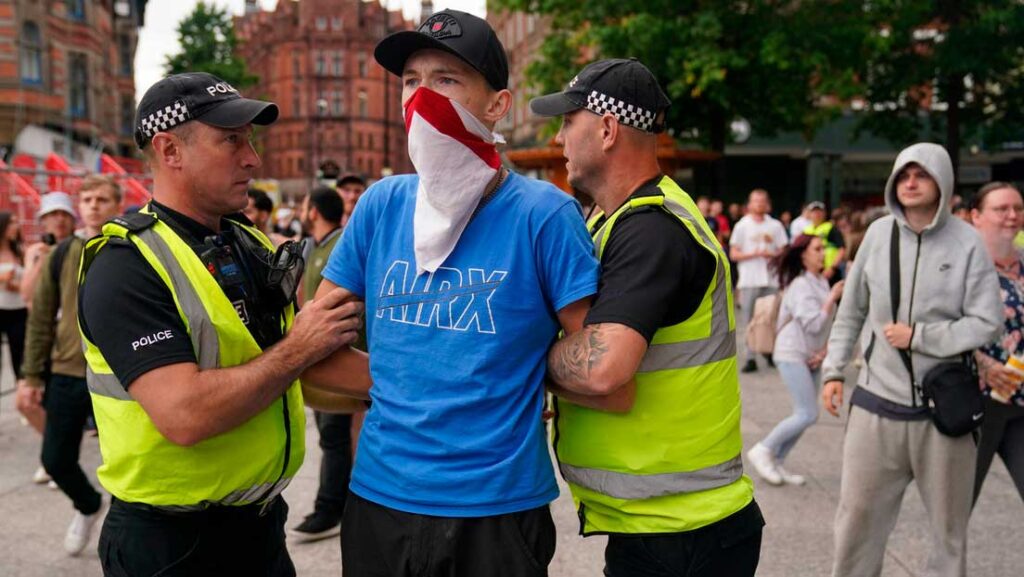 Foto: Detención de un joven participante en los disturbios en la plaza del Mercado en Nottingham, Reino Unido, 3 de agosto de 2024.