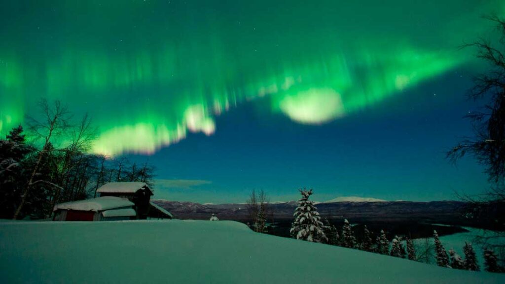 Una aurora boreal surca el cielo sobre el río Yukón en Ruby, Alaska.