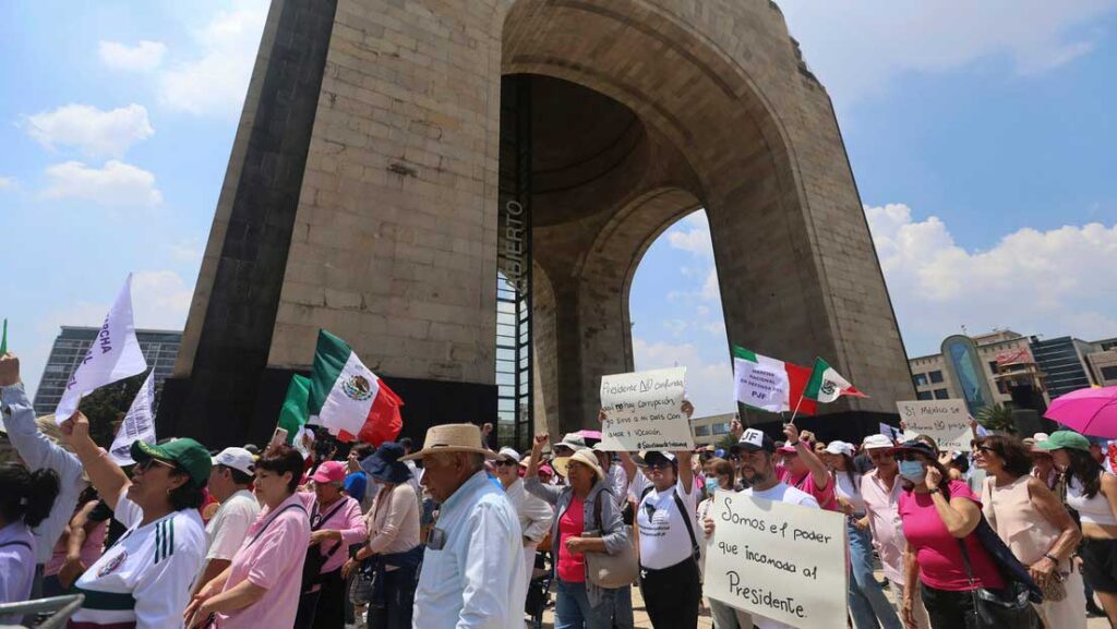 Trabajadores de tribunales federales protestan contra la reforma judicial.