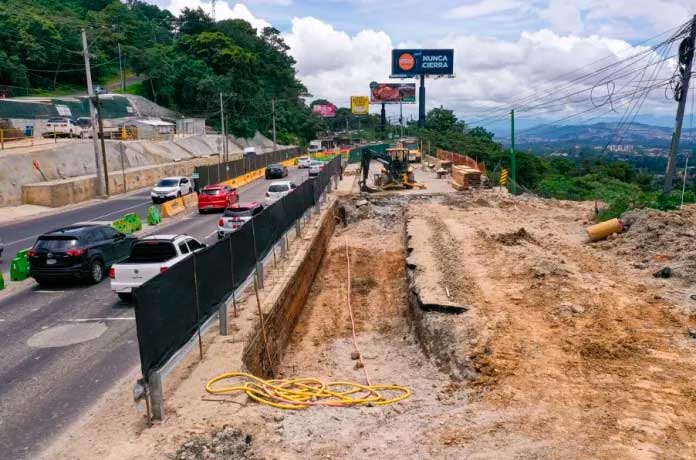 En la imagen trabajos de mantenimiento en carretera a El Salvador