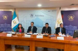 Foto: Autoridades del Ministerio de Finanzas durante conferencia de prensa