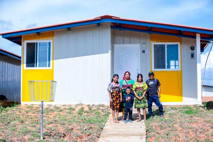 Foto: Familias guna en su nuevo hogar.