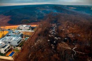 Vista aérea de vegetación quemada junto a un condominio de lujo en la ciudad de Ribeirao Preto