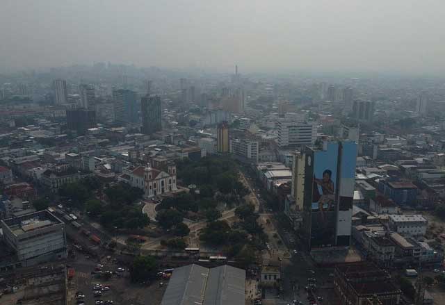 En casos de incendios forestales y debido al humo resultante, la autoridad de protección civil del estado de Amazonas recomendó a la población que permanezca hidratada. Foto