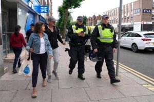 Foto: Policías realizan ronads de vigilancia en la comunidad de en North Finchley, Londres, Inglaterra