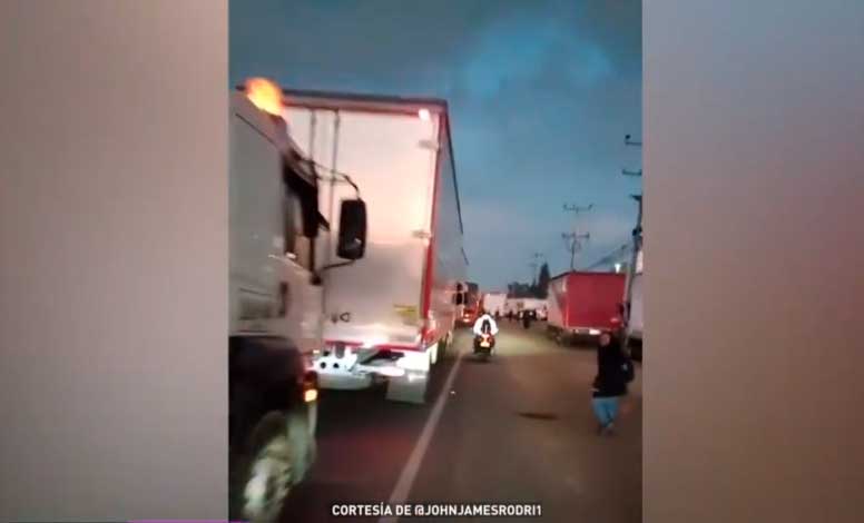 En Colombia, camioneros bloquean las principales carreteras que conectan a Bogotá con el resto de país en rechazo al alza del precio del diésel.