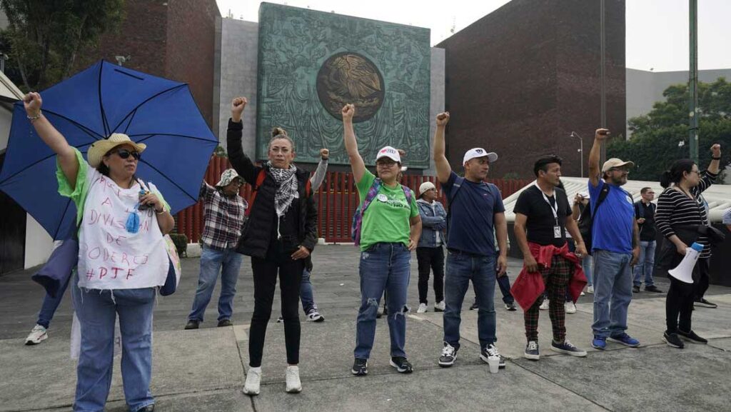 Manifestantes bloquean la Cámara de Diputados para evitar que se debata y apruebe la reforma judicial, Ciudad de México, 3 de septiembre de 2024.