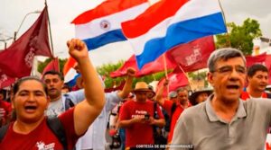 Un grupo de integrantes del partido Paraguay Pyahura se manifestó en Asunción en contra de la propuesta del presidente, Santiago Peña