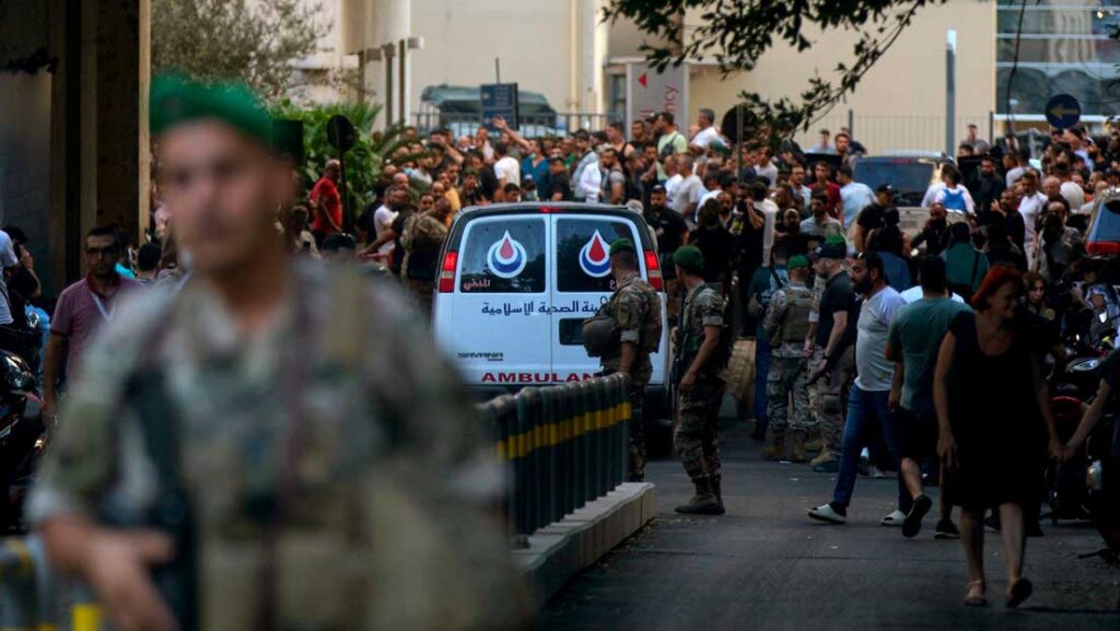 Soldados del Ejército libanés aseguran la zona para que una ambulancia acceda a las instalaciones del hospital de la Universidad Americana, en Beirut (Líbano).