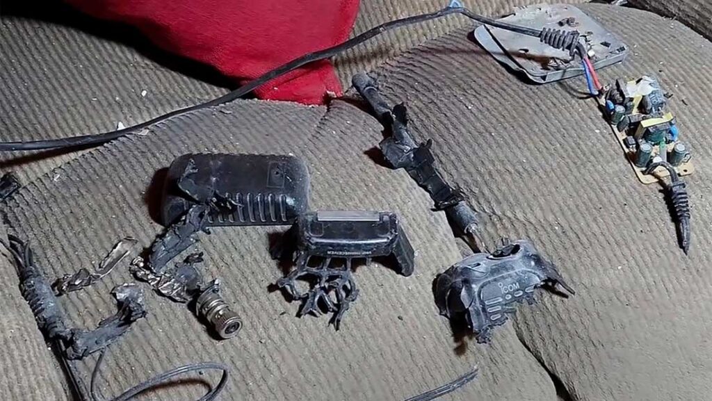 Un 'walkie-talkie' que explotó en el interior de una casa, en Baalbek, en el este del Líbano, 18 de septiembre de 2024.