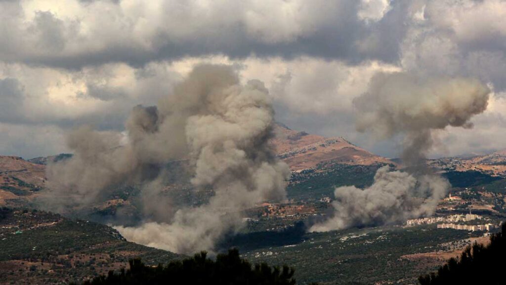 Una densa columna de humo tras los ataques aéreos israelíes en la aldea de Mahmoudieh, en el sur del Líbano.