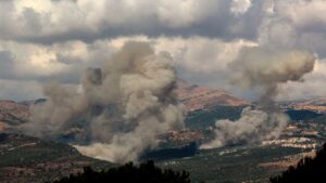 Una densa columna de humo tras los ataques aéreos israelíes en la aldea de Mahmoudieh, en el sur del Líbano.