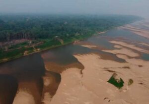 Esta vista aérea muestra el río Madeira, un afluente del Amazonas, durante la temporada de estiaje, el sábado 7 de septiembre de 2024, en Humaitá, en el estado de Amazonas, Brasil. (AP Photo/Edmar Barros)