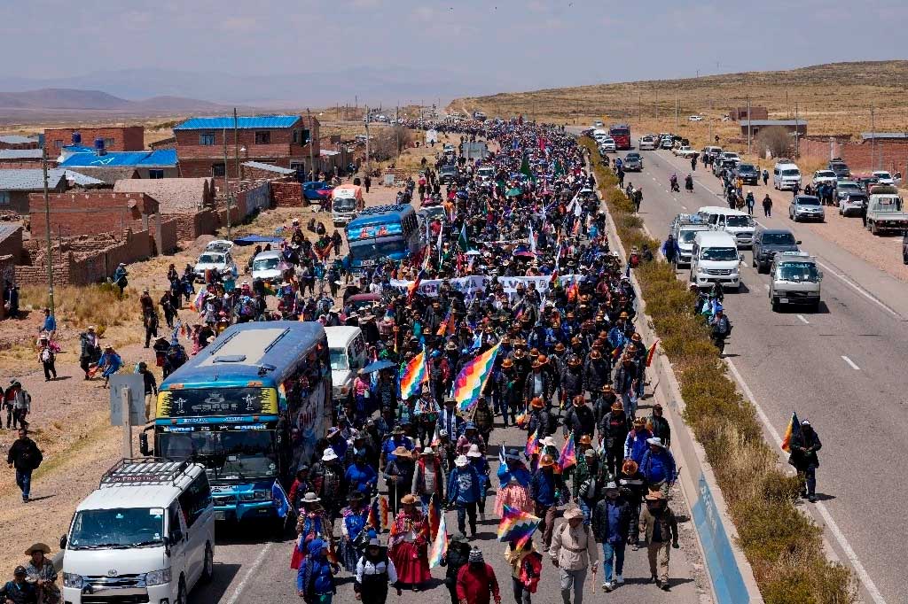 Seguidores del ex presidente de Bolivia, Evo Morales durante la marcha de este martes. Foto Ap