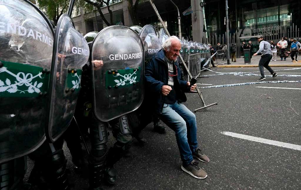 Un anciano se enfrenta a la policía antidisturbios durante una protesta frente al Congreso Nacional en Buenos Aires el 11 de septiembre de 2024. Foto Afp